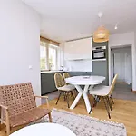 Victus Stylish In The Center By Renters